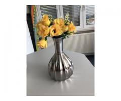Kunstblumen mit Vase