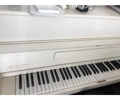 weißes klassisches Klavier